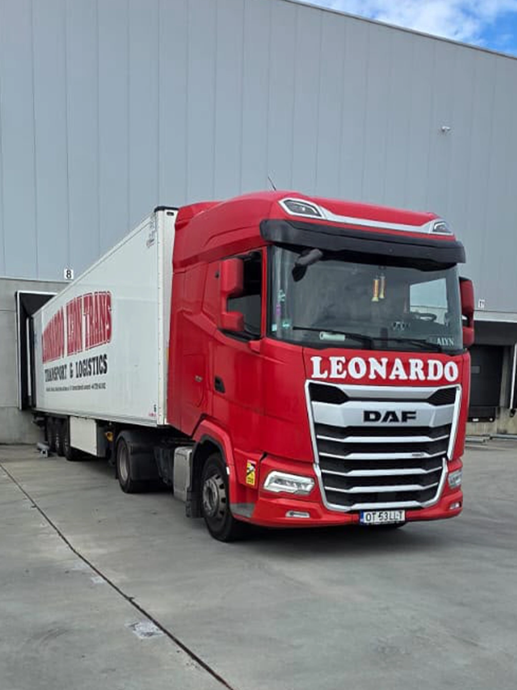 Camion modern DAF si semiremorca inscriptionate cu logo-ul si datele de contact ale companiei noastre