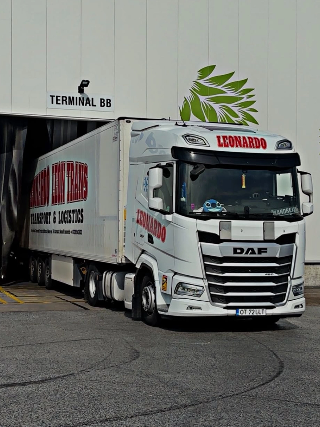 Un ansamblu cap tractor si semiremorca frigorifica ce fac parte din flota Leonardo Leon Trans