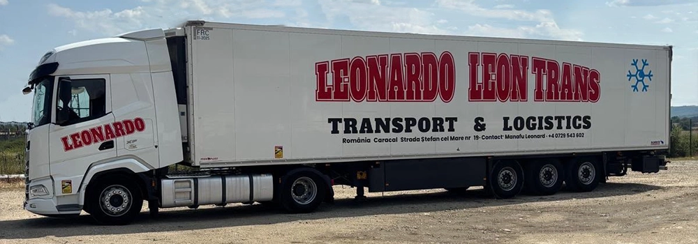 Ansamblu din flota Leonardo Leon inscriptionate cu datele si logo-ul companiei