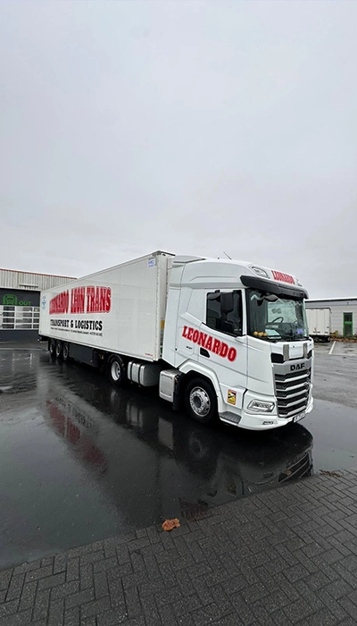 Cap tractor DAF si semiremorca frigorifica fotografiat dupa ce au iesit de la spalatorie