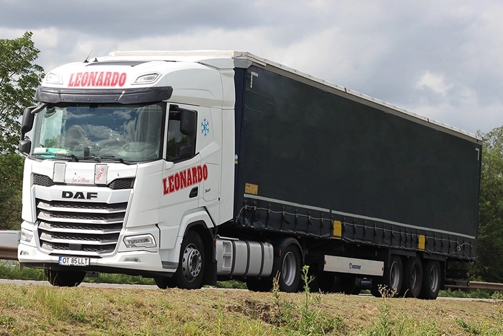 Ansamblu cap tractor si semiremorca cu prelata pentru transport de marfuri generale sau paletizate