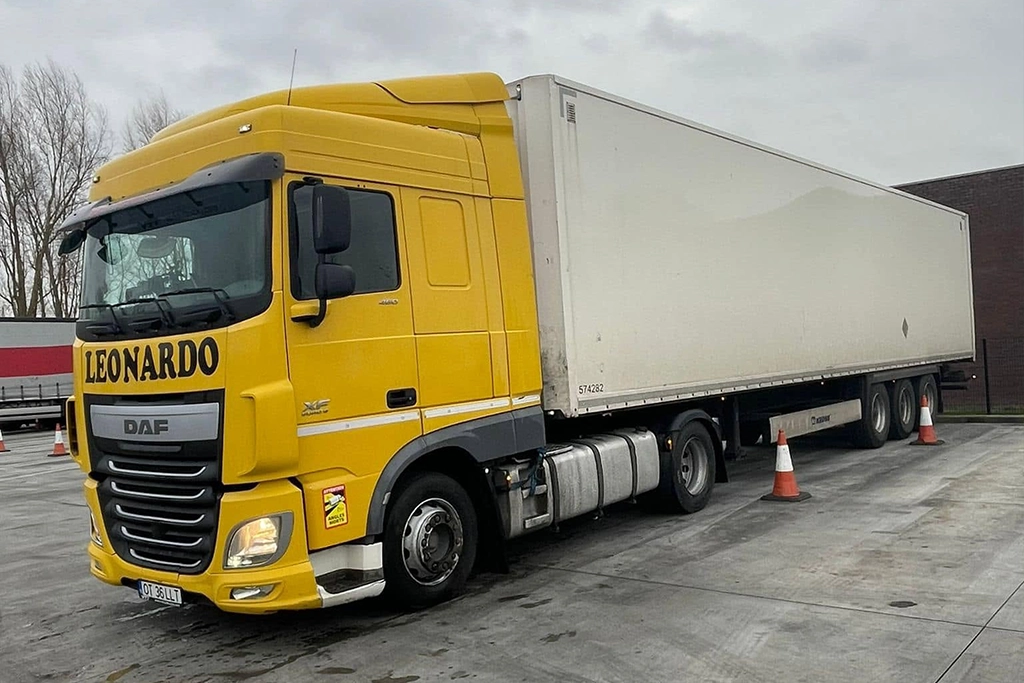 Ansamblu cap tractor si semiremorca box pentru transport de marfuri speciale sau de valoare
