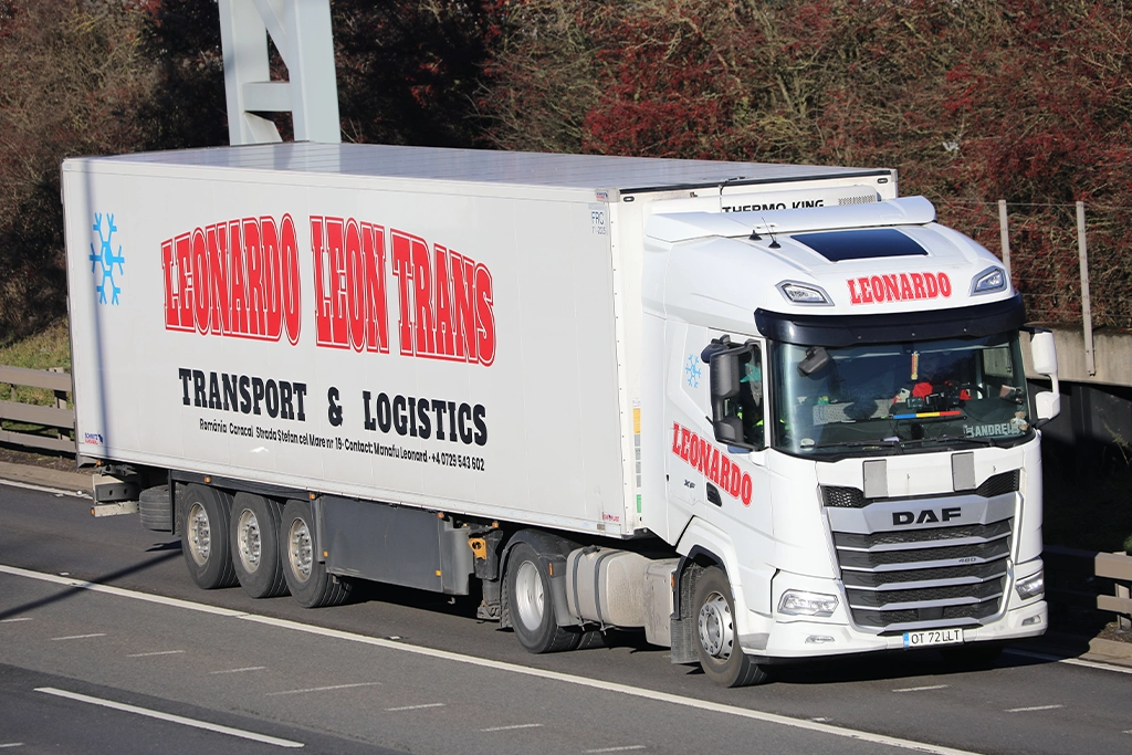 Ansamblu cap tractor DAF modern si semiremorca inscriptionata cu logo-ul si datele companiei