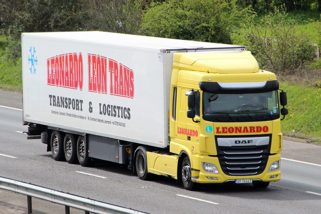 Camion Daf galben si semiremorca fotografiate in mers pe autostrada